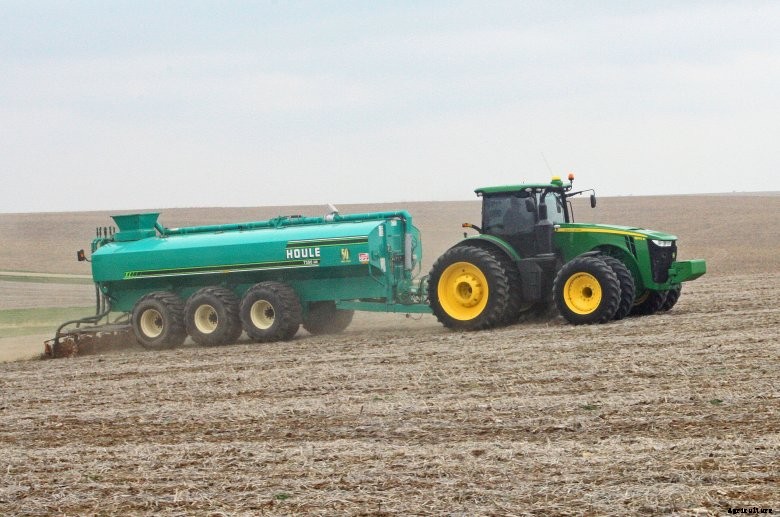 Houle manure application pulled by a John Deere tractor